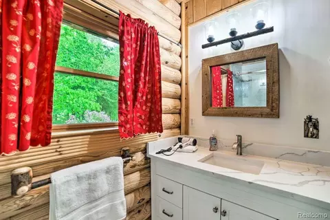 Bath - 4380 Donnely Rd, Leoni, MI 49201 photo 2 of 7