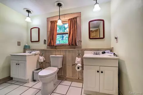 Bath - 4380 Donnely Rd, Leoni, MI 49201 photo 3 of 7