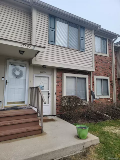 27689 Harrison Woods Ln, Harrison, MI 48045