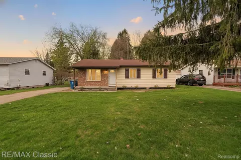 430 Sherwood Ct, Holly, MI 48442