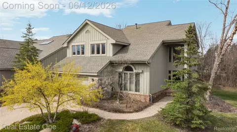 7026 Daventry Woods Dr, West Bloomfield, MI 48322