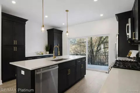 1656 Pinecroft Ln, Howell, MI 48855