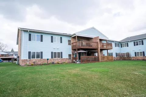 1335 Harbour Blvd #89, Trenton, MI 48183
