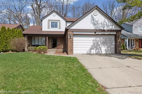 17883 Foxpointe Dr, Clinton Township, MI 48038