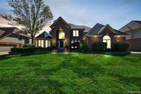 2976 Mangrove Dr, Sterling Heights, MI 48314