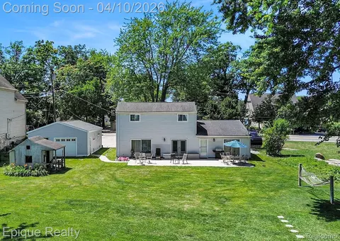 1990 Watkins Lake Rd, Waterford, MI 48328