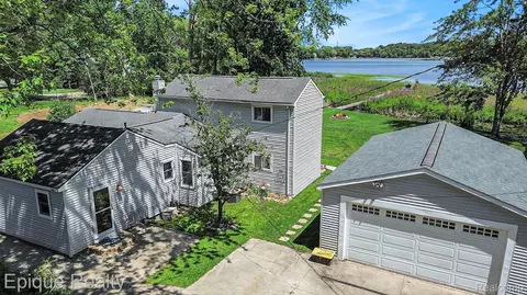 1990 Watkins Lake Rd, Waterford, MI 48328