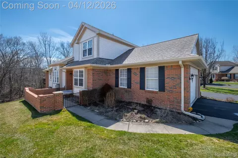 10381 Champions Cir, Grand Blanc, MI 48439