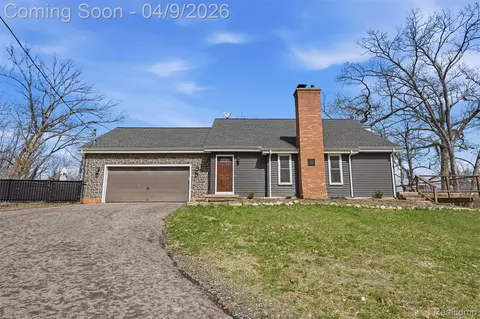 2929 Acorn Ln, Genoa, MI 48843