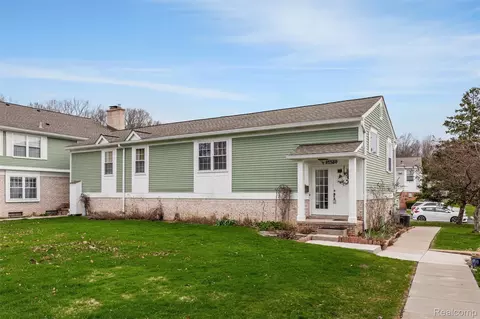 21384 E Glen Haven Cir, Northville, MI 48167