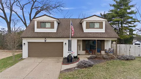 8610 Buffalo Dr, Commerce, MI 48382