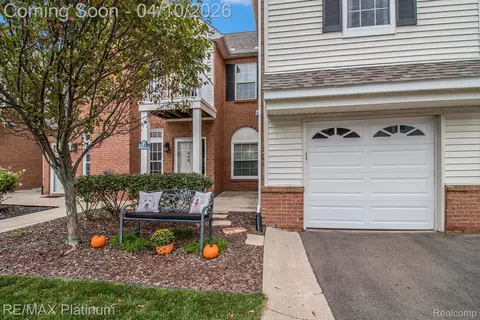 648 Olde English Cir, Howell, MI 48855