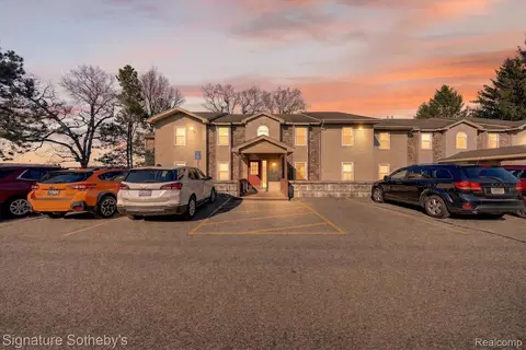 5094 Harbor Oak Dr #36, Waterford, MI 48329