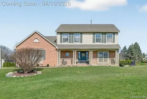 255 Round Tree Dr, Orion, MI 48360