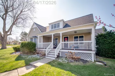 82 Granada Dr, White Lake, MI 48386