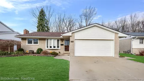 3992 Longmeadow Dr, Trenton, MI 48183