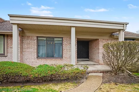 29335 Yorkshire Ln, Warren, MI 48088