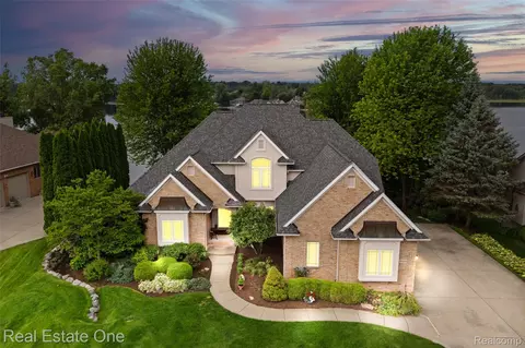 16048 Pine Bluff Ct, Fenton, MI 48430