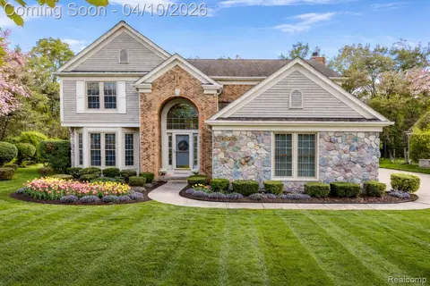 47651 Red Run Dr, Canton, MI 48187
