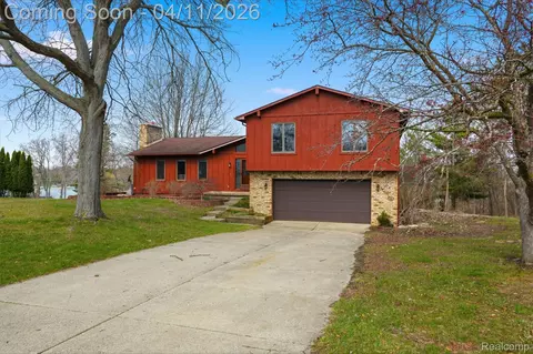 11509 Nora Dr, Tyrone, MI 48430