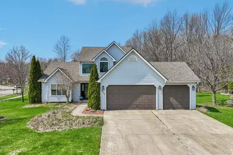 2651 Cherokee Hills Cir, Waterford, MI 48328