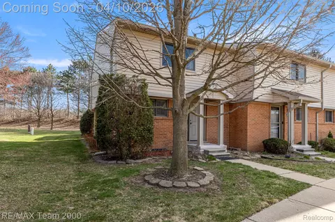 3656 Old Creek Rd, Troy, MI 48084