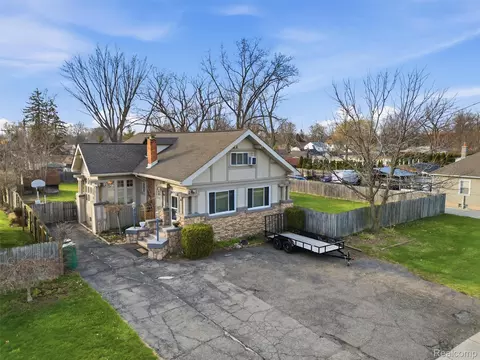 34327 Jefferson Ave, Harrison, MI 48045