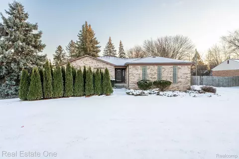 194 E Long Lake Rd, Troy, MI 48085