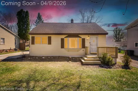 516 E Glass Rd, Brandon, MI 48462