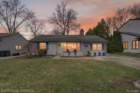 15636 Kirkshire Ave, Beverly Hills, MI 48025