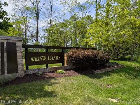 508 Woodstone Ct, White Lake, MI 48386