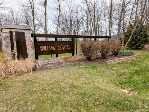 508 Woodstone Ct, White Lake, MI 48386