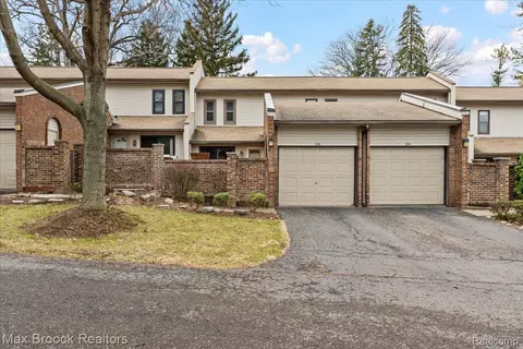 356 Willow Grove Ln, Rochester Hills, MI 48307