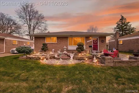 31344 Newport Dr, Warren, MI 48088