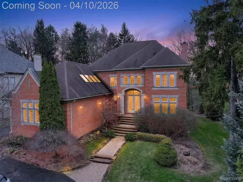 6620 Minnow Pond Dr, West Bloomfield, MI 48322