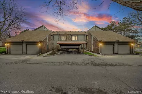 7443 Brynmawr Ct, West Bloomfield, MI 48322