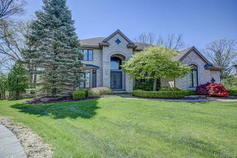 3225 Legacy Ct, West Bloomfield, MI 48323