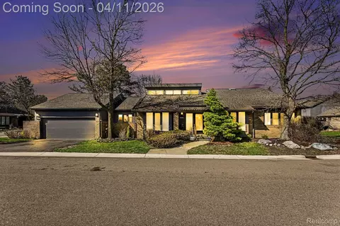 5950 Pinetree Dr, West Bloomfield, MI 48322