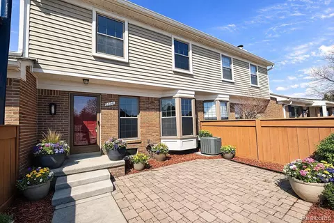 22211 Pondview UNIT 27, Novi, MI 48375