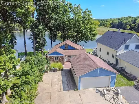 16431 Oak Hill Dr, Fenton, MI 48430