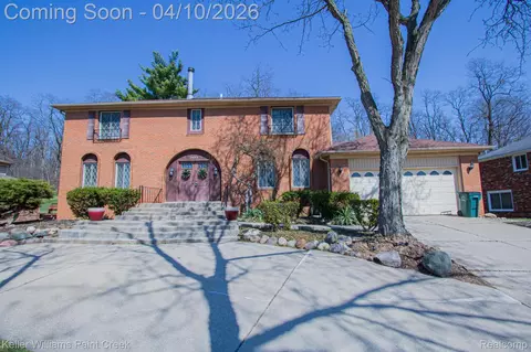 2800 Homewood Dr, Troy, MI 48098