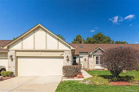 15589 Heather Ridge Trl, Clinton Township, MI 48038