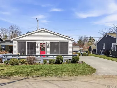 7355 Kilkare Rd, Worth, MI 48450