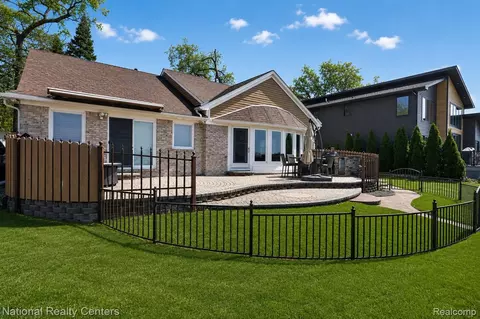 560 Black Oaks Trl, Howell, MI 48843