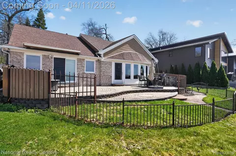 560 Black Oaks Trl, Howell, MI 48843