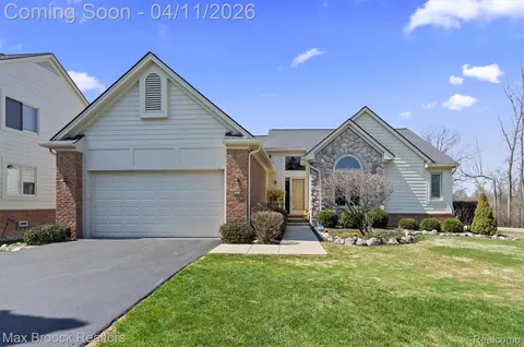 5010 Lake Vista Dr, West Bloomfield, MI 48323