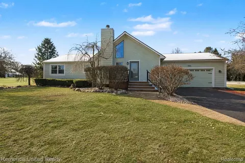 9156 Apple Orchard Dr, Tyrone, MI 48430