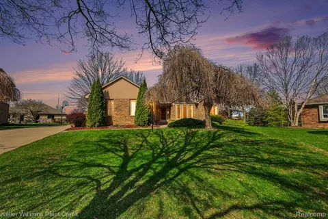 422 Parkland Ct, Rochester Hills, MI 48307