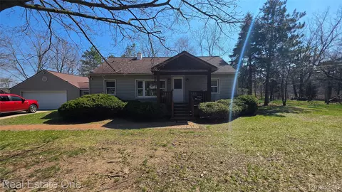 1288 Shoman St, Waterford, MI 48327