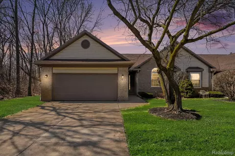 201 Whispering Hl, Commerce, MI 48390